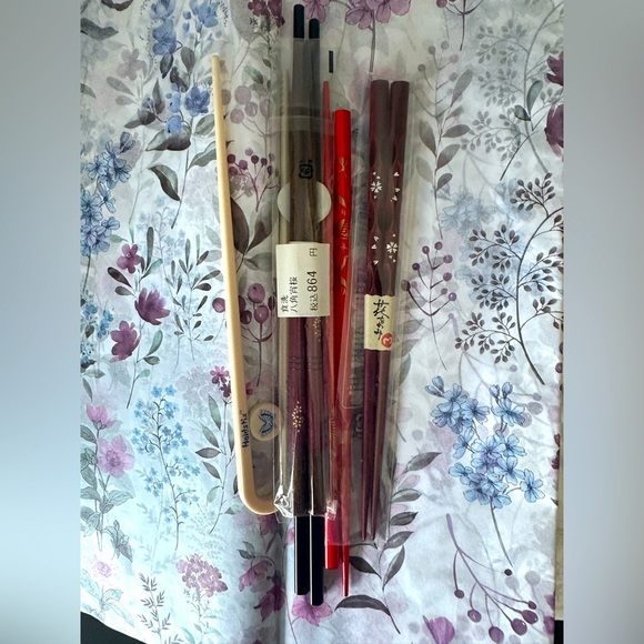 4 Japanese Chopsticks – Brand New with Beautiful Designs! - Picture 1 of 1